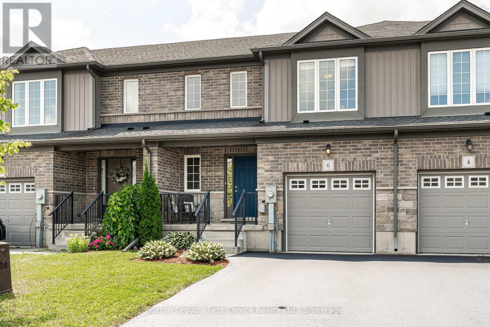 6 ROBERTSON DRIVE, Stratford