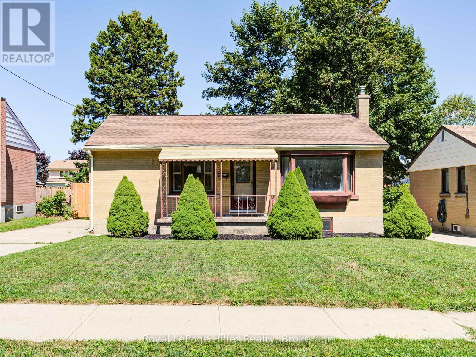 11 WARWICK ROAD, Stratford