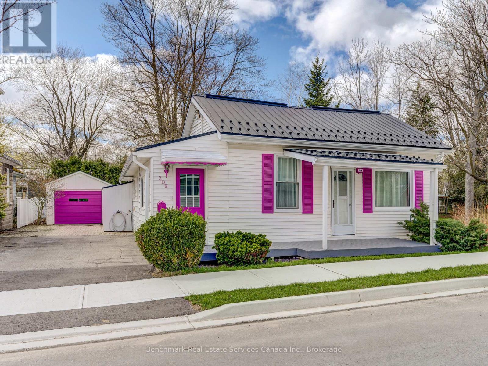 209 WATER STREET, Lucan Biddulph (Lucan)