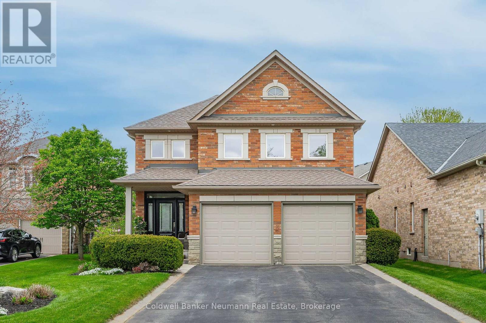 227 VALMONT COURT, Hamilton (Ancaster)