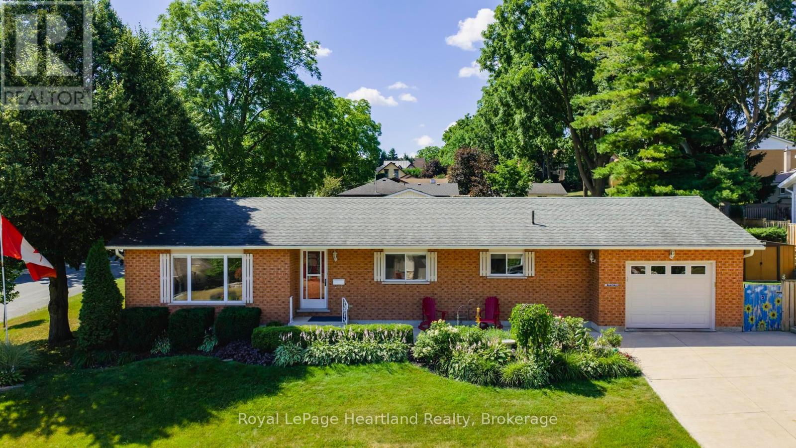 110 ONTARIO STREET N, St. Marys