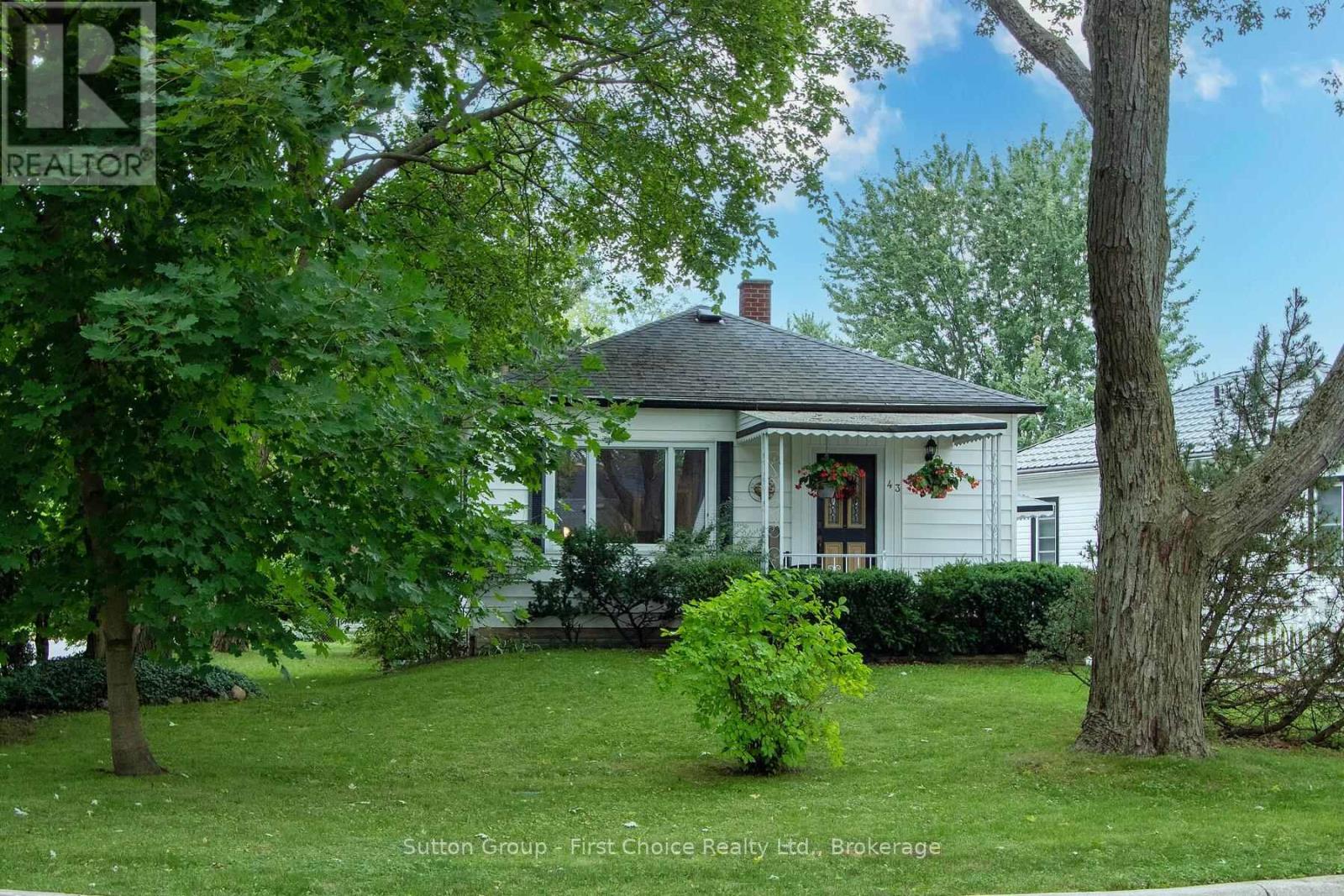 43 NORMANDY DRIVE, Stratford