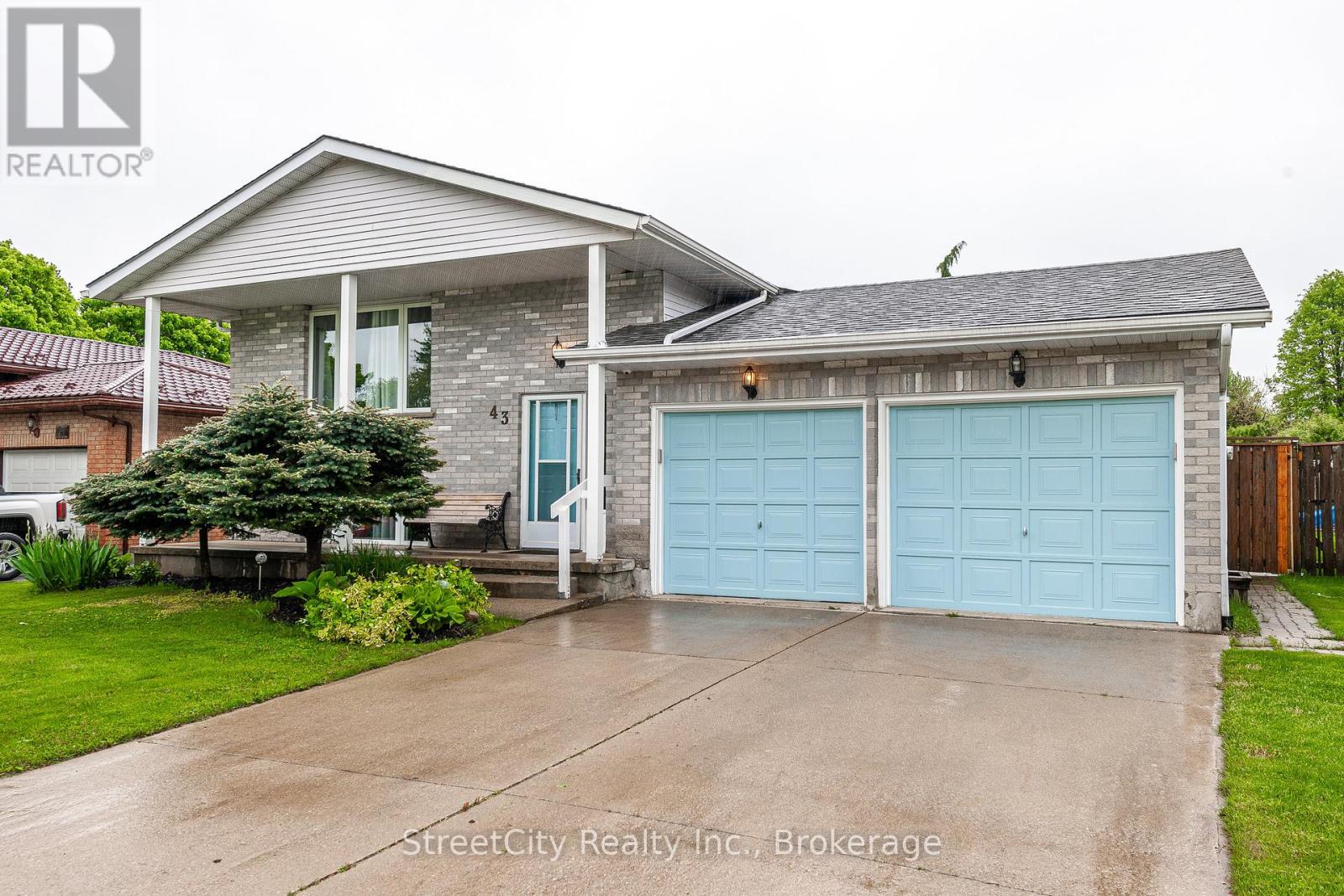 43 FREELAND DRIVE, Stratford
