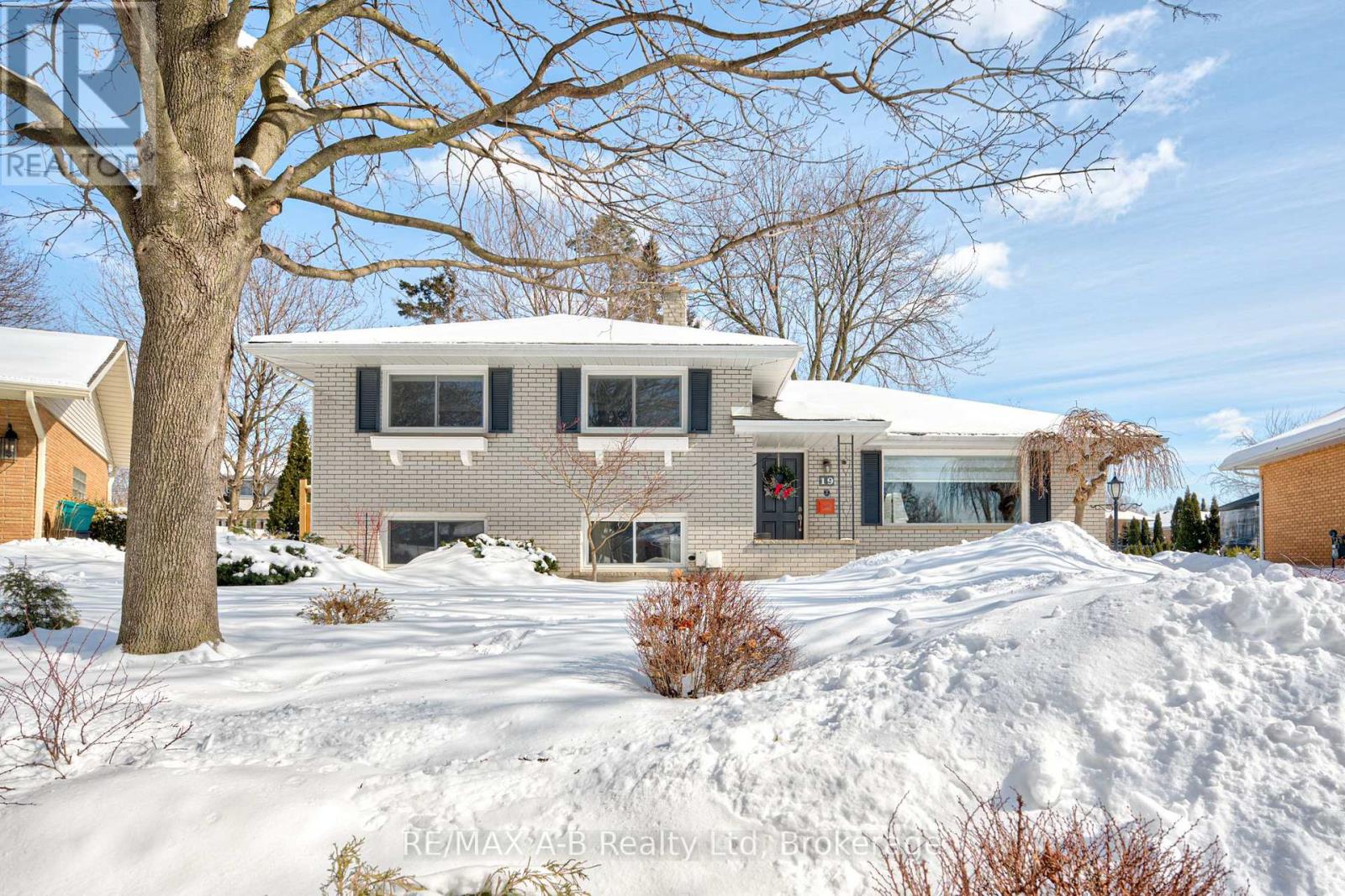 19 LINTON PLACE, Kitchener