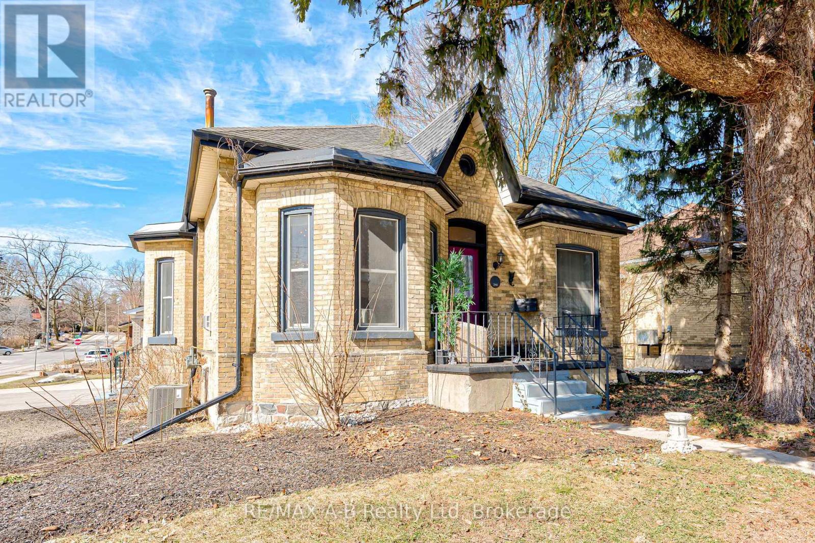 246 WELLINGTON STREET, Stratford