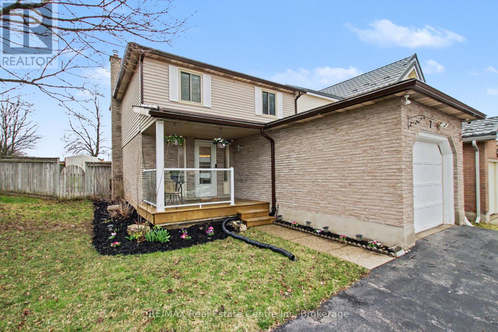 7 WYCLIFFE PLACE, Kitchener
