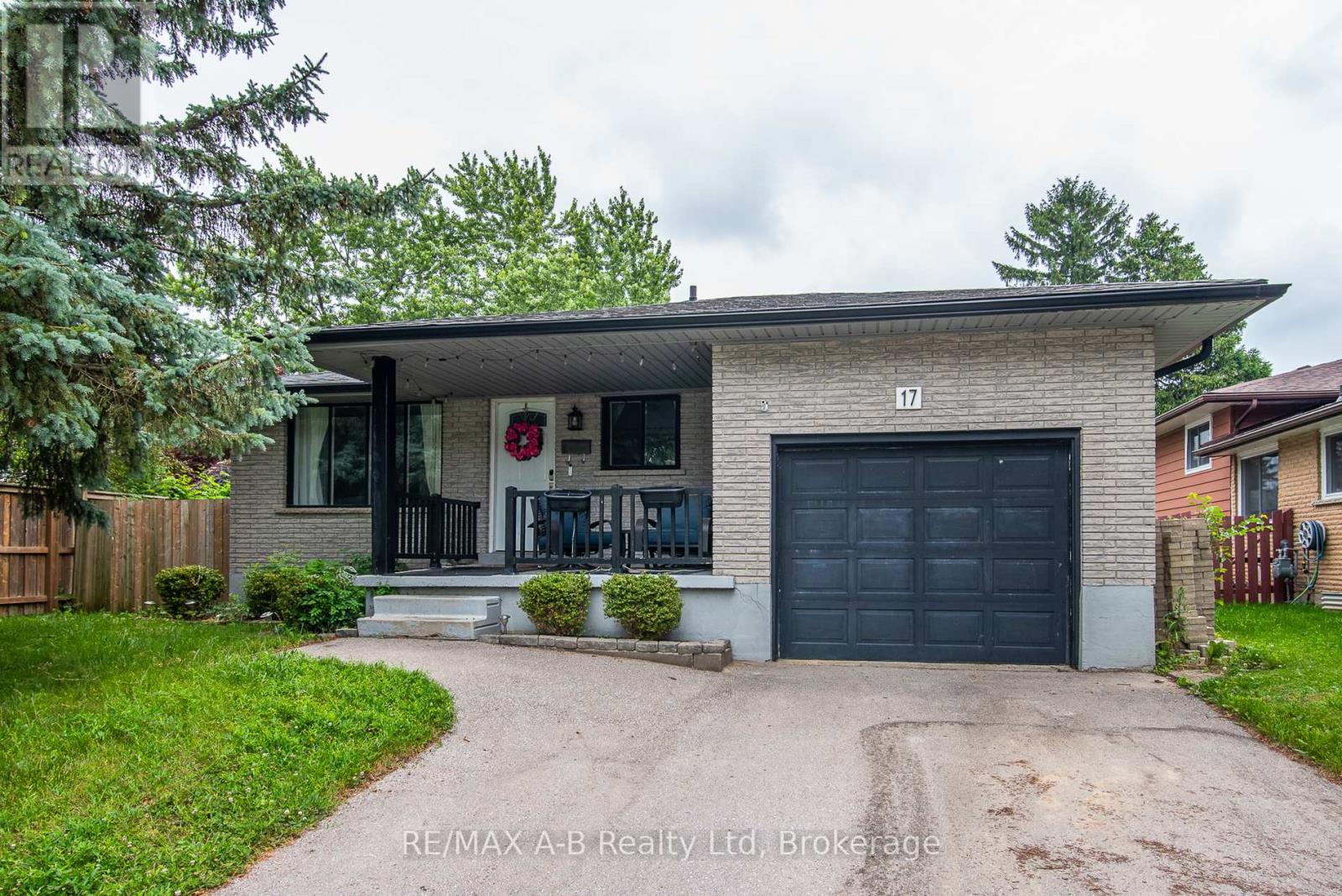 17 HICKORY LINE, Stratford