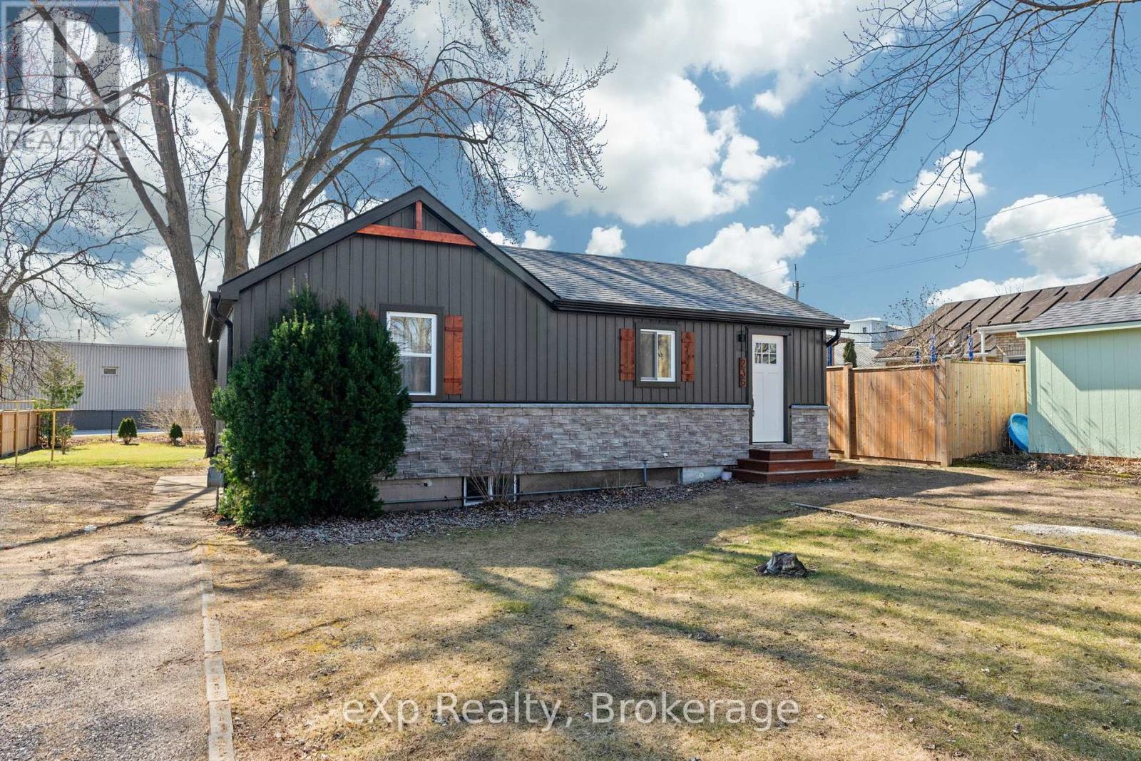 236 SYDENHAM STREET, Strathroy-Caradoc (NW)
