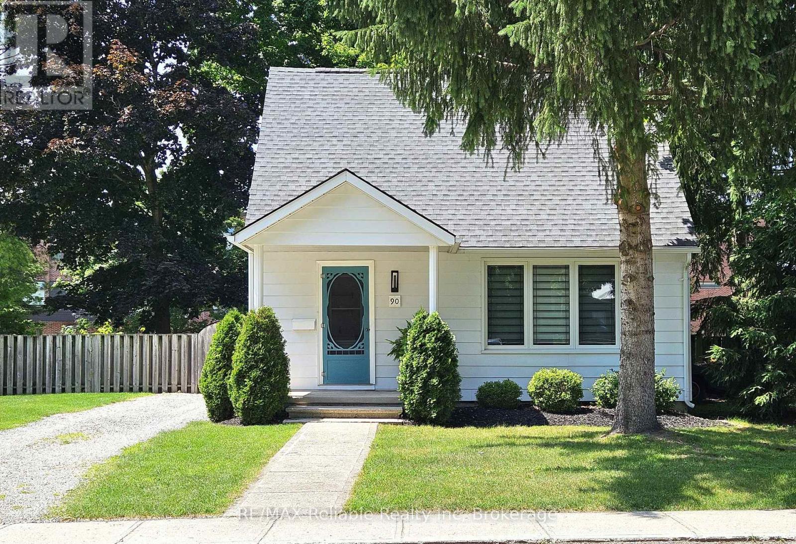 90 RAGLAN STREET, Central Huron (Clinton)
