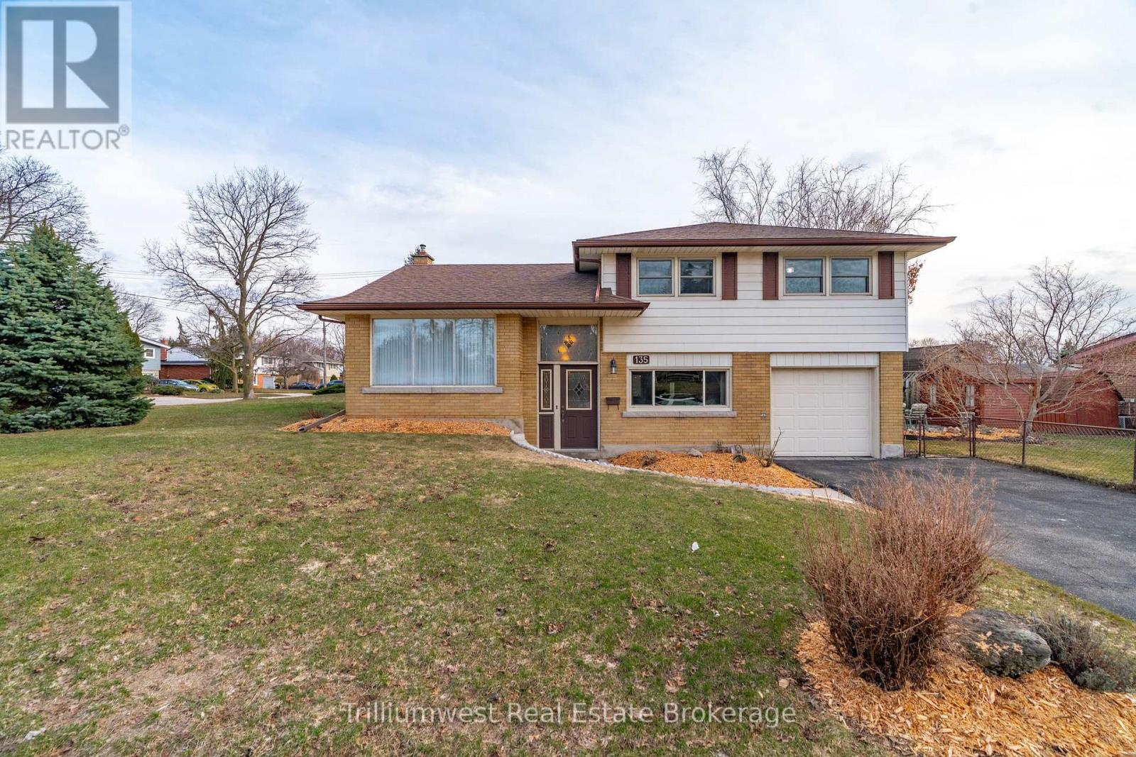 135 BURBANK ROAD, Kitchener