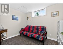 4 BYRNES CRESCENT - 12