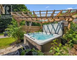 372 VICTORIA ROAD N - 35