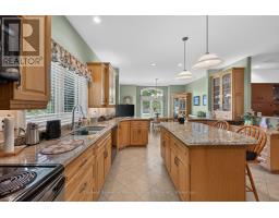 136 BETHUNE CRESCENT - 12