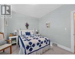 136 BETHUNE CRESCENT - 15