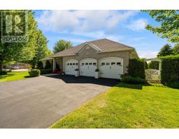 136 BETHUNE CRESCENT - 2