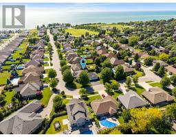 136 BETHUNE CRESCENT - 3