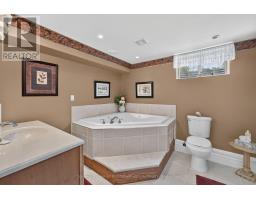 136 BETHUNE CRESCENT - 33