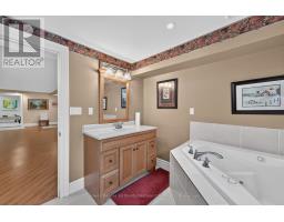 136 BETHUNE CRESCENT - 34