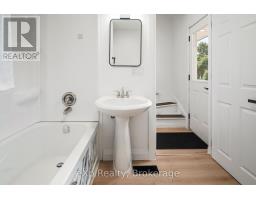 84 VICTORIA BOULEVARD - 17