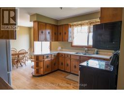 458523 8 CONCESSION - 11