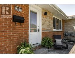 228 REDFORD CRESCENT - 2