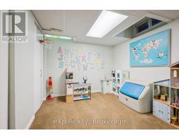 296 TAIT CRESCENT - 35
