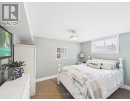 4 SCOTT CRESCENT - 32