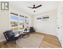 39 MERCEDES CRESCENT - 12