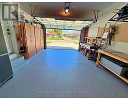 524 LYNDEN CRESCENT - 32