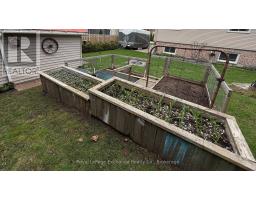 524 LYNDEN CRESCENT - 43