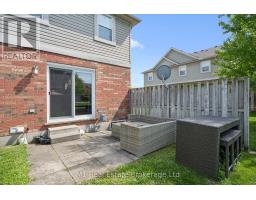 27 - 124 GOSLING GARDENS - 36