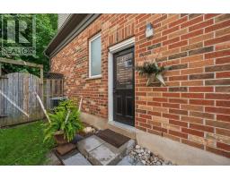 3 TRUESDALE CRESCENT - 32