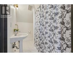 87 UNIVERSITY AVENUE W - 40