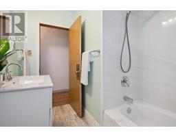 92 VICTORIA ROAD N - 24