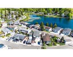 11 HEMLOCK CRESCENT - 32