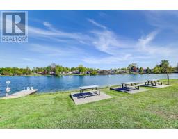 11 HEMLOCK CRESCENT - 36