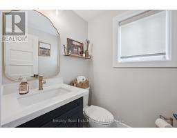 24 WATSON CRESCENT - 19