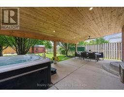 24 WATSON CRESCENT - 32