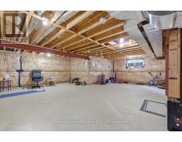 92 MOON CRESCENT - 33