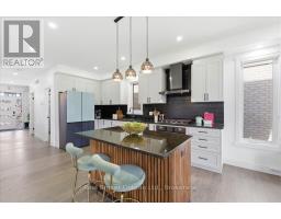 92 MOON CRESCENT - 7
