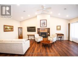 102 BROOMER CRESCENT - 17