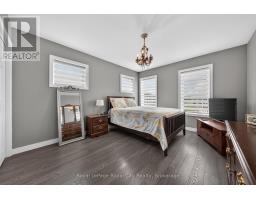 30 - 39 KAY CRESCENT - 35