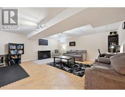 42 TARA CRESCENT - 16