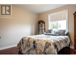 27 MCQUEEN COURT - 18