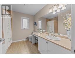 10 - 10 MACPHERSON AVENUE - 32