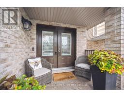 174 CURZON CRESCENT - 2