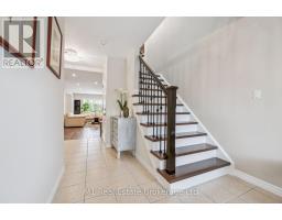 174 CURZON CRESCENT - 4