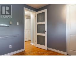 292 REDFORD CRESCENT - 18