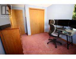 40 SHOEMAKER CRESCENT - 21
