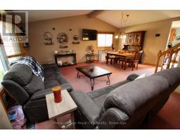 40 SHOEMAKER CRESCENT - 27